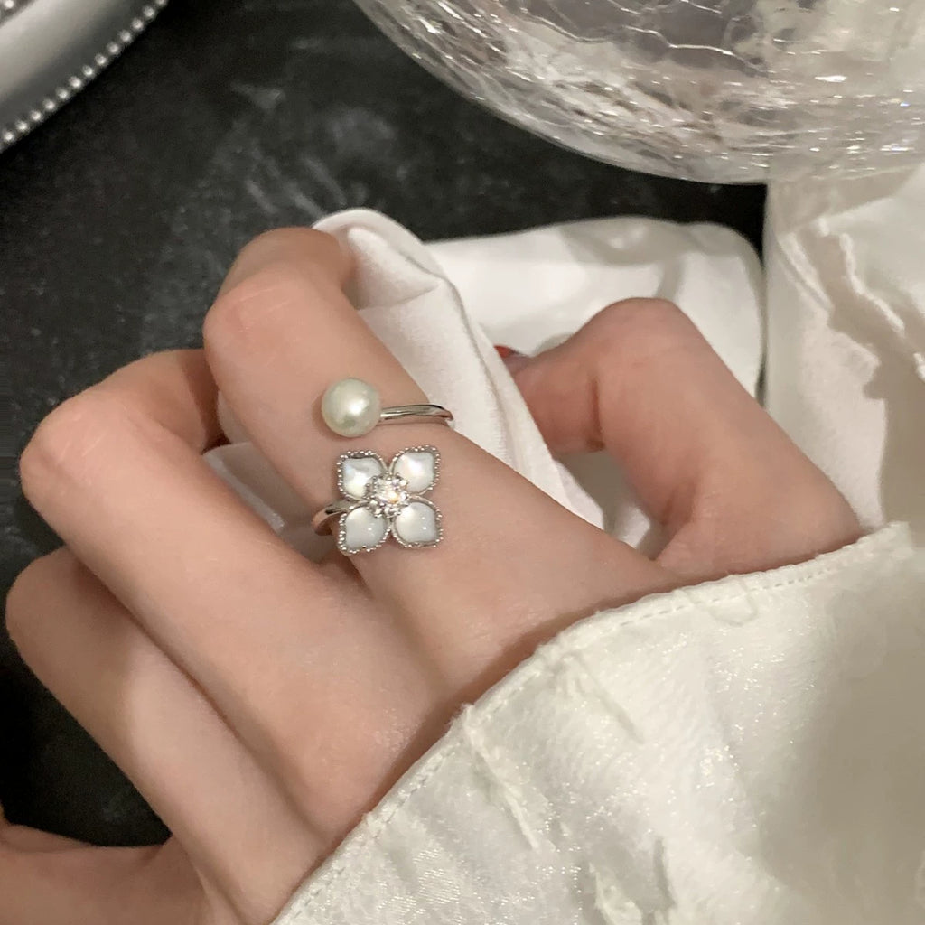 Mother-of-Pearl Clover Pearl Open Ring A delicate adjustable ring with soft pearl shine and a romantic four-leaf floral design.