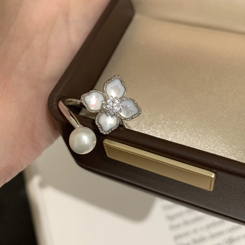 Mother-of-Pearl Clover Pearl Open Ring A delicate adjustable ring with soft pearl shine and a romantic four-leaf floral design.