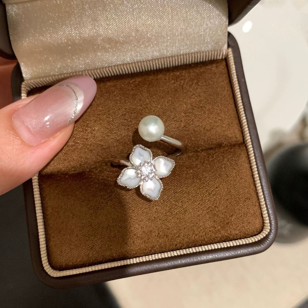 Mother-of-Pearl Clover Pearl Open Ring A delicate adjustable ring with soft pearl shine and a romantic four-leaf floral design.